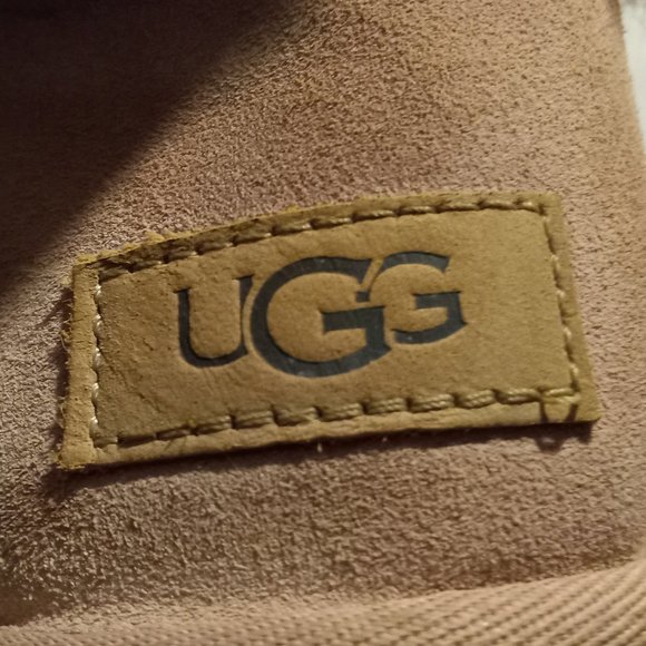 UGG - BAILEY BUTTON II - WOMENS - BOOTS - PINK- SIZE 8 (EUC) - Picture 2 of 2